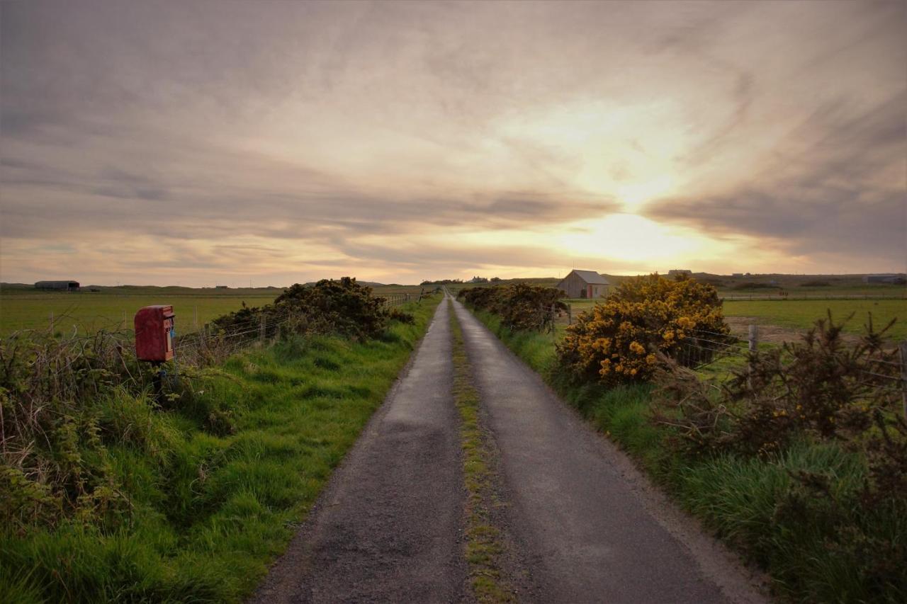 Oban Youth Hostel Экстерьер фото Sunset over the bog road