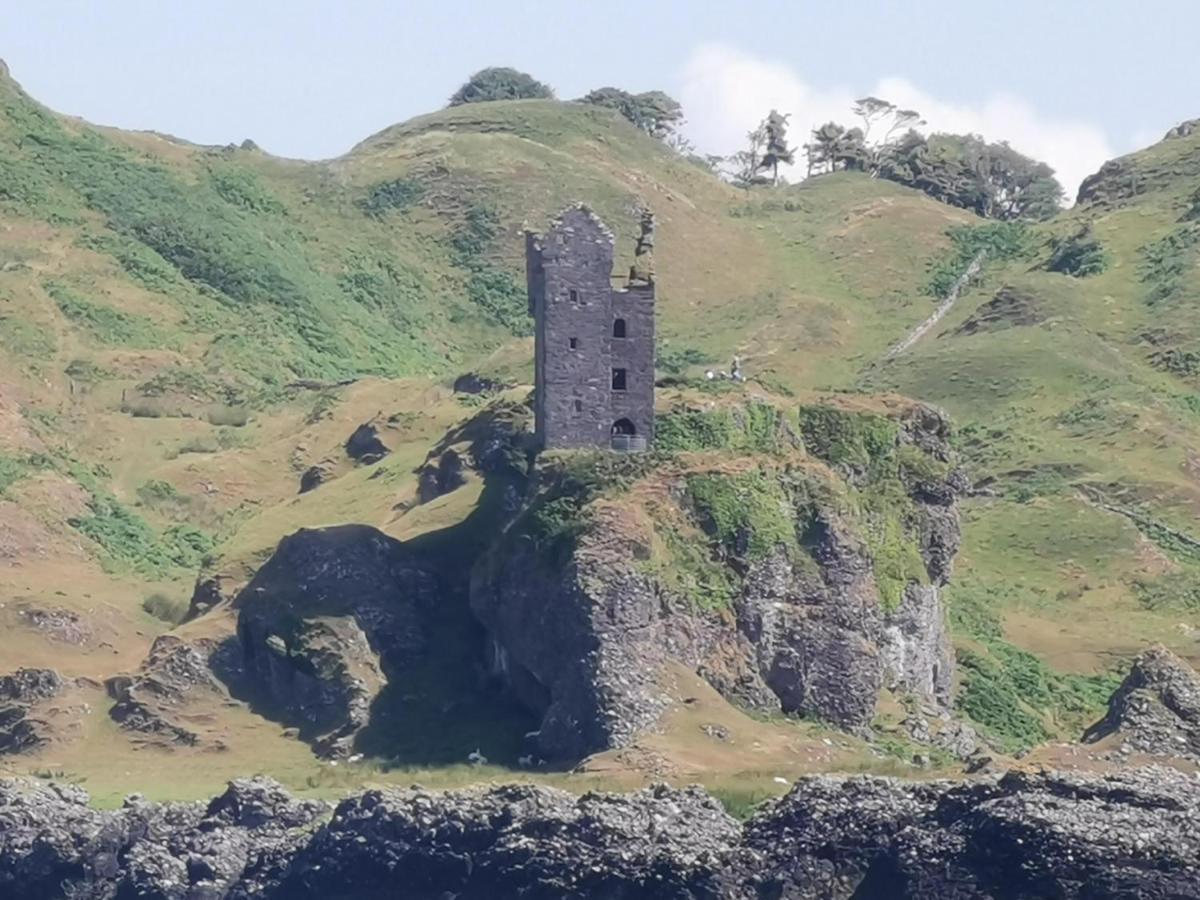Oban Youth Hostel Экстерьер фото The remains of the castle