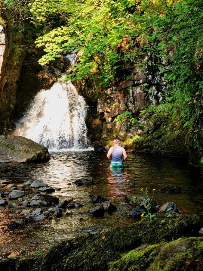 Oban Youth Hostel Экстерьер фото Swimming at the base of the falls