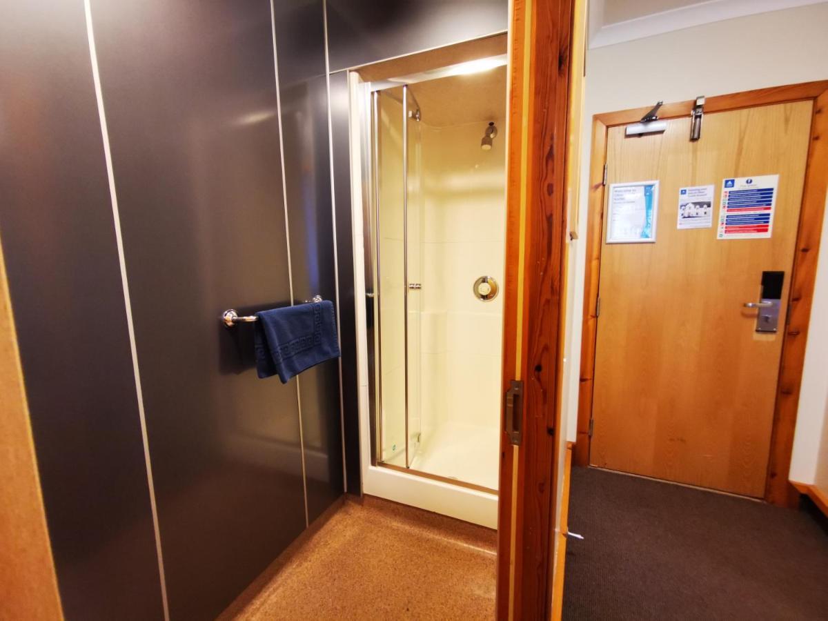 Oban Youth Hostel Экстерьер фото A shower cubicle in a hotel room