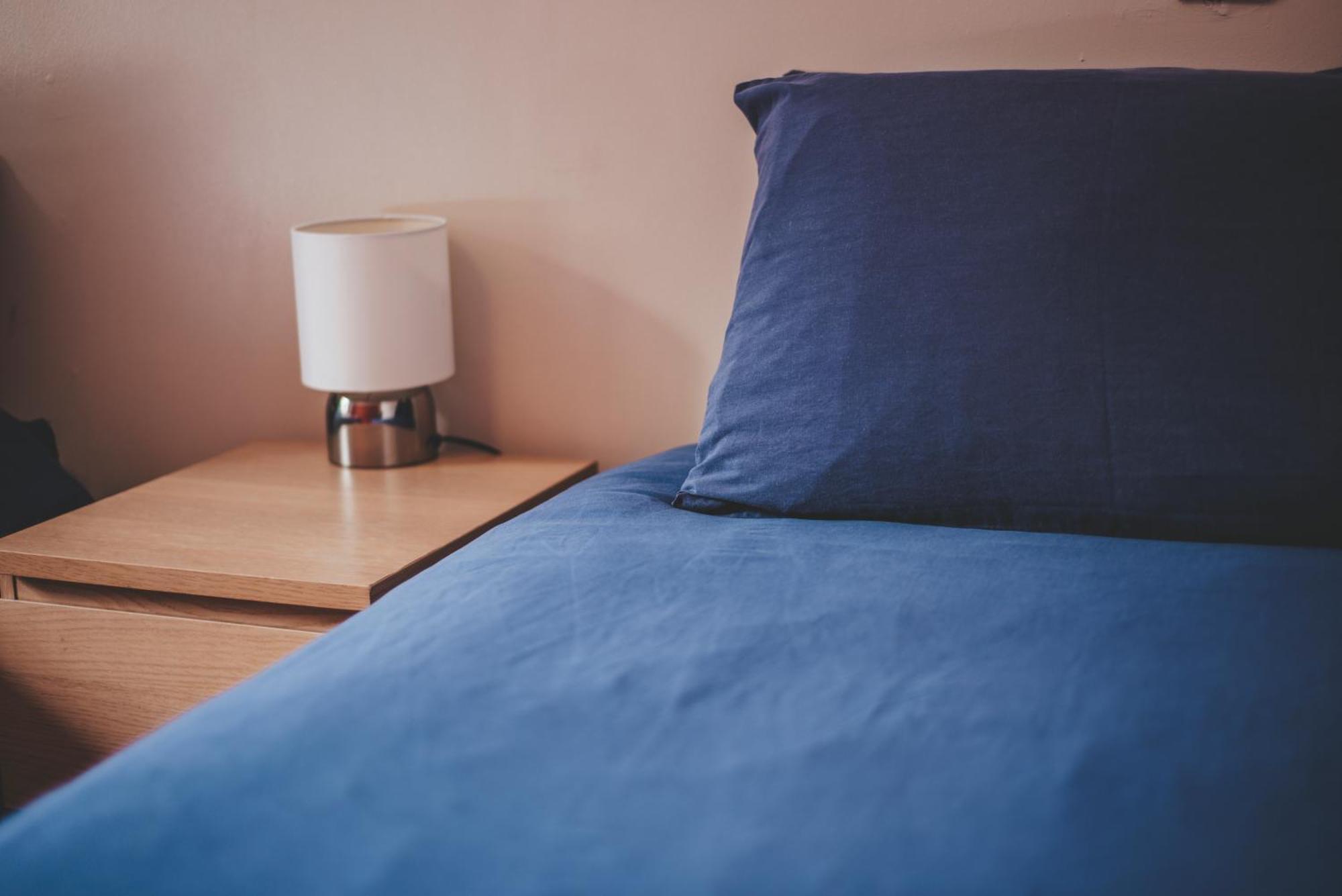 Oban Youth Hostel Экстерьер фото A bed with a blue sheet