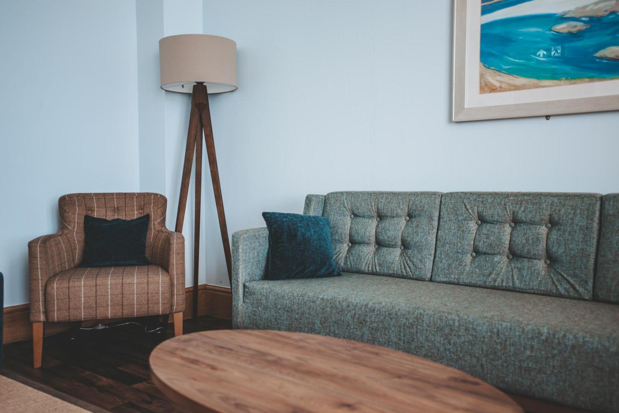 Oban Youth Hostel Экстерьер фото A floor lamp