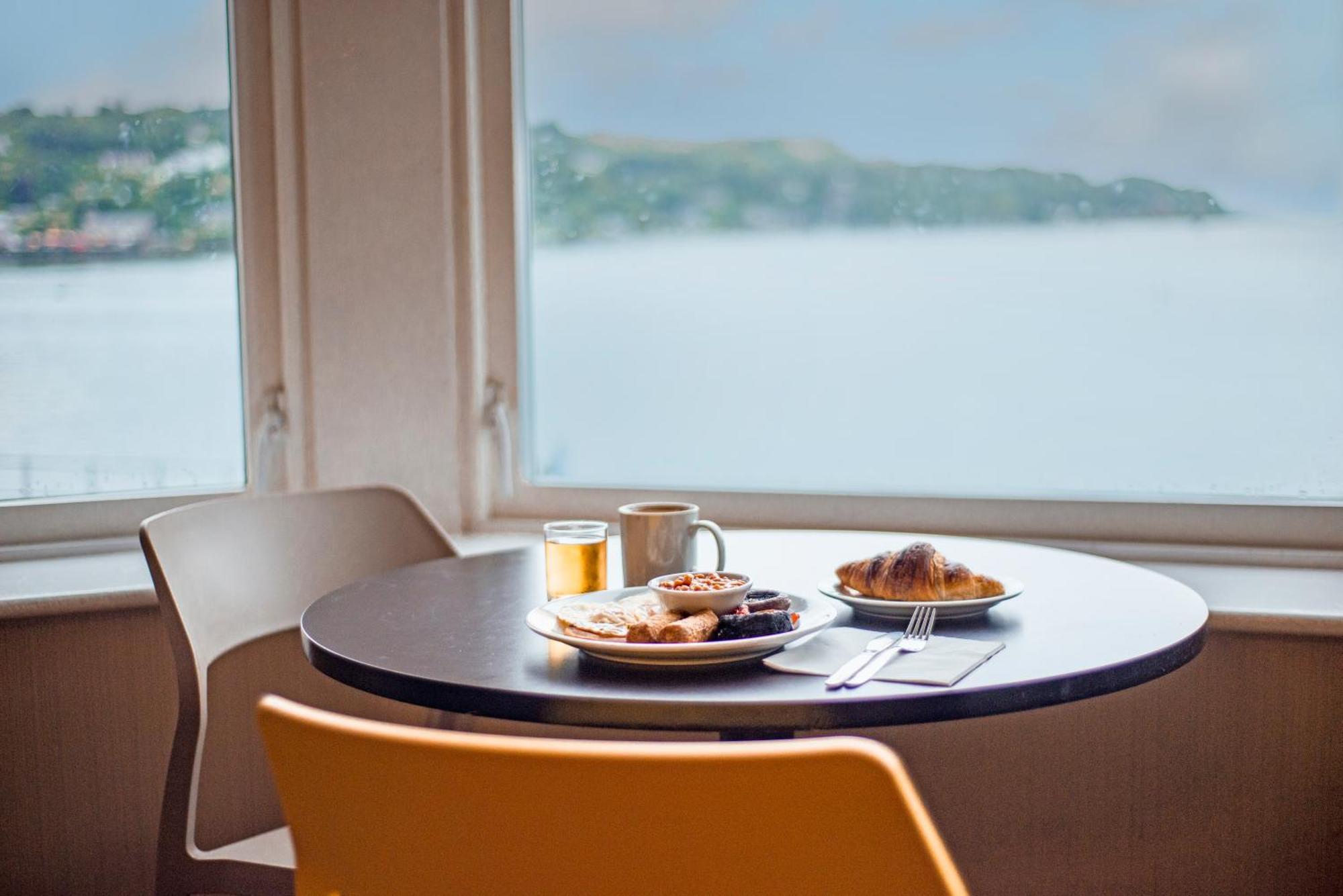 Oban Youth Hostel Экстерьер фото A table with a view